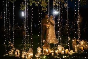 nacht bruiloft ceremonie van de pasgetrouwden in een land huisje foto