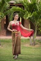 mooie vrouw die typisch Thaise kleding draagt foto