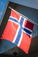 wit huis met vlag in oud een deel van stavanger, Noorwegen foto