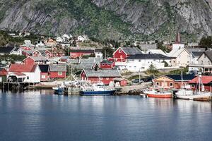 typisch Noors visvangst dorp met traditioneel rood rorbu hutten, reine, lofoten eilanden, Noorwegen foto