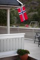wit huis met vlag in oud een deel van stavanger, Noorwegen foto