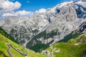 serpentijn berg weg in Italiaans Alpen, stelvio slagen voor, passo dello Stelvio, stelvio natuurlijk park foto