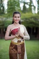 mooie vrouw die typisch Thaise kleding draagt foto