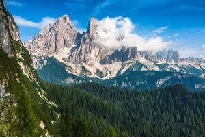 nationaal parkpanorama en dolomiti-gebergte in cortina d'ampezzo, noordelijk italië foto