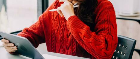 Aziatisch bedrijf vrouw gebruik makend van rekenmachine en laptop voor aan het doen wiskunde financiën Aan een kantoor bureau, belasting, rapport, boekhouding, statistieken, en analytisch Onderzoek concept foto