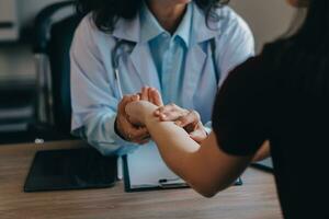 Aziatisch dokter vrouw bezocht geduldig vrouw naar diagnose en controleren omhoog Gezondheid Bij huis of privaat ziekenhuis. vrouw geduldig leg uit Gezondheid probleem en symptomen naar dokter .Gezondheid zorg premie onderhoud Bij huis foto