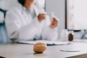 vrouw dokter Holding virtueel longen in hand. handgetekend menselijk orgaan, kopiëren ruimte Aan Rechtsaf kant, rauw foto kleuren. gezondheidszorg ziekenhuis onderhoud concept voorraad foto