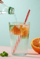 zomer oranje cocktail Frisdrank met vers citroen en munt blad foto