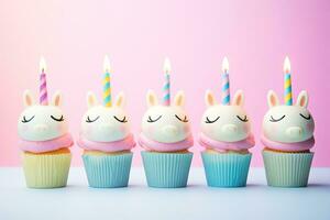 generatief ai, rij van kleurrijk verjaardag cupcakes met kaars van elk, Aan licht roze achtergrond foto