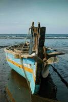 oud visvangst boot Bij de strand foto