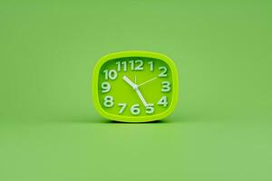 modern alarm klok met klok handen staand nog steeds werken met tijd, wezen punctueel, tijd is waardevol naar werk en leven. foto