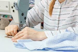 vrouw handen van een meester kleermaker Bij werk, een naaien machine naald- foto