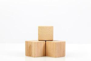 houten kubussen Aan een wit achtergrond foto