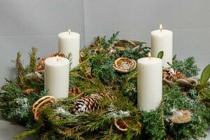 Kerstmis samenstelling van bloemen en Kerstmis decoraties foto