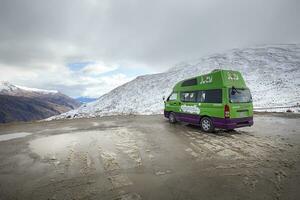 Queenstown nieuw Zeeland - 5 september 2015 sappig flat busje parkeren Bij gezichtspunt van kroon reeks weg van Wanaka stad- naar Queenstown zuidland nieuw Zeeland ,sappig een van meest populair auto huur in nieuw Zeeland foto