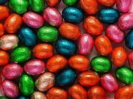 kleurrijk Pasen eieren achtergrond. chocola Pasen eieren textuur. top visie foto