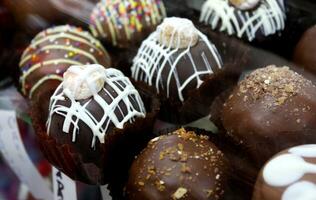 heerlijk chocola truffel snoepjes Aan Scherm foto