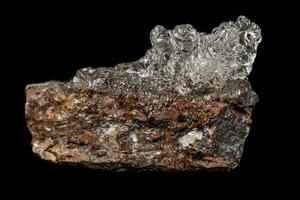 macro hylit mineraal steen Aan een zwart achtergrond foto