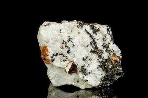 macro zirkoon mineraal steen Aan een zwart achtergrond foto