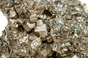 macro mineraal steen pyriet goud Aan wit achtergrond foto