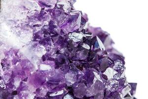 amethist kristal druse macro mineraal Aan wit achtergrond foto