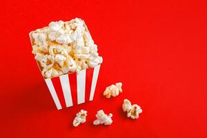 glas met popcorn Aan een rood achtergrond foto