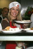 Katherine Kelly LANG Bij de la missie dankzegging voeden van de dakloos in los angeles ca november 26 2008 foto