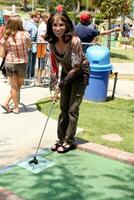kate linder Bij de beroemdheid miniatuur golf toernooi Bij boomers in irvine ca Aan juli 26 2009 2008 foto
