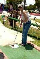 erin moran Bij de beroemdheid miniatuur golf toernooi Bij boomers in irvine ca Aan juli 26 2009 2008 foto