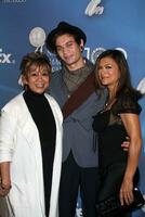 Elizabeth peeples haar mam christopher hewett haar zoon nia peeples aankomen Bij de naacp lunch Bij de Beverly heuvels hotel in Beverly heuvels ca Aan februari 7 2009 foto