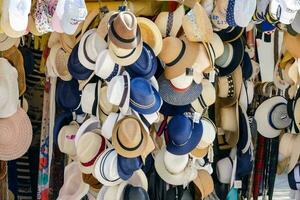 veel hoeden zijn weergegeven in een markt foto