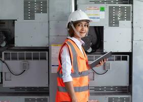 fabriek ingenieur vrouw vervelend harde hoed veiligheid hesje arbeider Bij werk industrieel gebruik makend van gegevens tablet onderzoeken kwaliteit project elektronisch en systeem productie, planning productie ontwikkeling machine foto