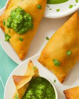 ai gegenereerd heerlijk kip samosa met groen chili Sos en droog chili Sos vrij foto