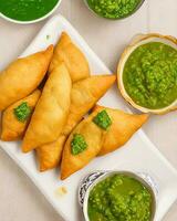 ai gegenereerd heerlijk kip samosa met groen chili Sos en droog chili Sos vrij foto