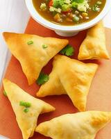 ai gegenereerd heerlijk kip samosa met groen chili Sos en droog chili Sos vrij foto