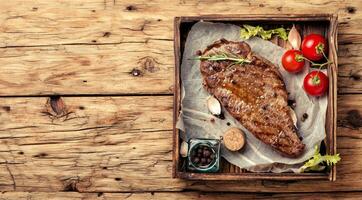 rundvlees steak Aan een houten achtergrond foto