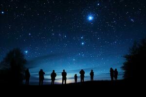 silhouet van een groep van mensen aan het kijken de sterrenhemel lucht, silhouetten van mensen observeren sterren in nacht lucht. astronomie concept, ai gegenereerd foto