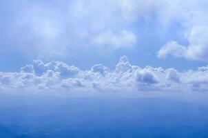 lucht en wolken achtergrond, regen wolken waren gevormd, bewolkt blauw lucht abstract achtergrond, mooi landschap natuur achtergrond. foto