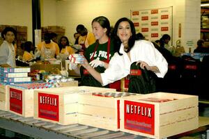 teri hatcher helpt uit Bij de los angeles voedsel bank december 12 2007 los angeles ca 2007 foto