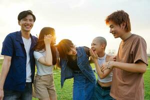 beeld van een groep van jong Aziatisch mensen lachend gelukkig samen foto