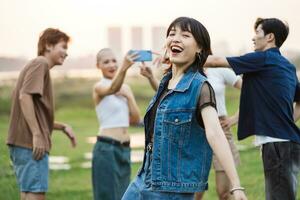 beeld van een groep van jong Aziatisch mensen lachend gelukkig samen foto