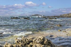 visie van de turbulent atlantic oceaan Bij praia aivados in Portugal in de ochtend- licht foto