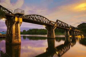 dood spoorweg brug kruispunt rivier- khwae in kanchanaburi een van belangrijk historisch op reis plaats Thailand foto