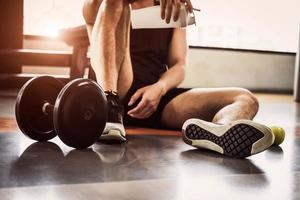 sport man oefening en training in fitness gym