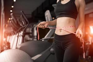 sportieve vrouw die tailleband gebruikt in fitness gym sportclub training foto