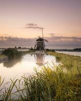 reflectie van de windmolen in Stompwijk, de nederland. foto