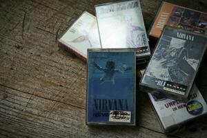 Amerika, Washington staat - september 08 2023 nirvana cassette plakband Aan houten vloer, nirvana band, kurt cobain, nirvana liedjes, in utro foto