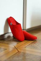 comfortabel rood slippers foto