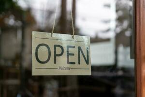 Open Aan de eerste dag van bedrijf. garanties veiligheid, netheid, Open de koffie winkel. Open voor nieuw normaal. klein bedrijf, welkom, restaurant, huis gemaakt foto