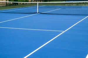 geheel blauw tennis rechtbank, synthetisch rubber gazon foto